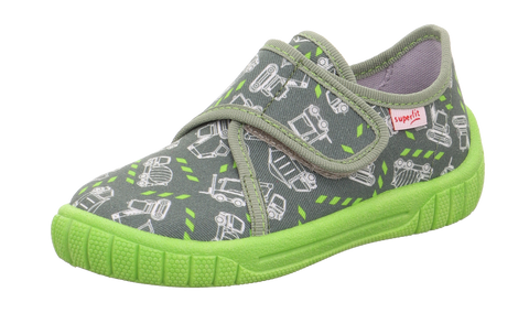 Seitenansicht des SUPERFIT Hausschuh BILL 279-707 in khaki/neongrün mit Baufahrzeug-Muster; grüne Sohle, Logo sichtbar.