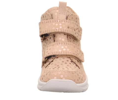 Schuhe: Rückansicht des beigen SUPERFIT Breeze 367-400 mit Punktemuster, Klettverschluss und weißer Sohle.