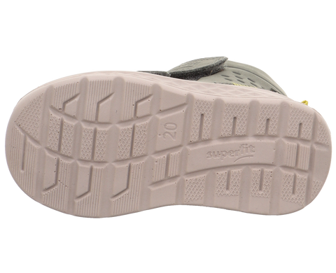 Schuhe: SUPERFIT Breeze 367-704 oliv; Unteransicht der Sohle mit Profil, Superfit-Logo sichtbar.