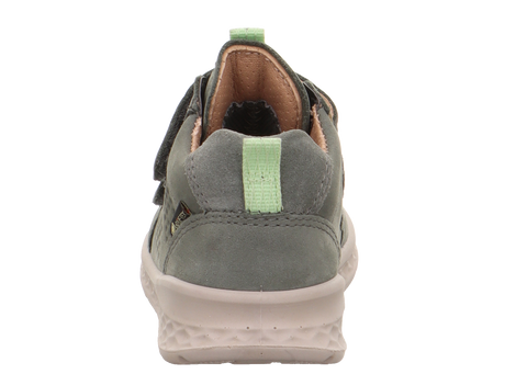 Rückansicht des SUPERFIT Halbschuh Breeze 369-705 in Oliv; grüne Zuglasche, graues Obermaterial, cremefarbene Sohle.