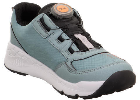 Vorder- und Seitenansicht des SUPERFIT Halbschuh, graugrün, mit weißer Sohle und orange BOA-Verschluss
