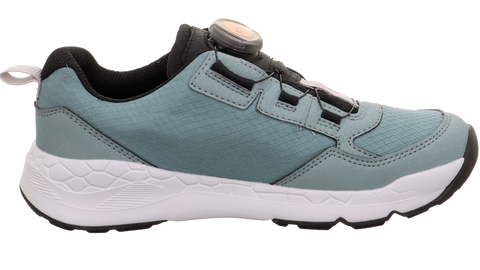 Seitenansicht des SUPERFIT Halbschuh Modell 569-751, graugrünes Obermaterial, BOA-Verschluss, weiße Sohle.