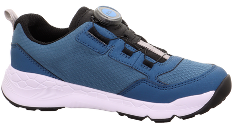 Seitenansicht des SUPERFIT Halbschuh Modell FREE RIDE 569-801, marineblaues Mesh-Obermaterial, BOA-Verschluss, weiße Sohle