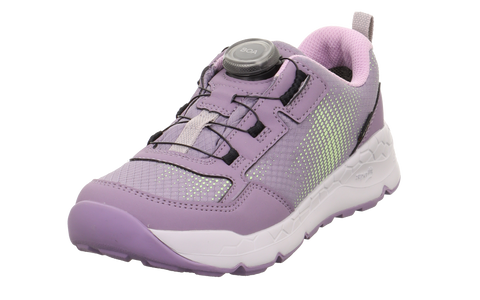 Detailaufnahme des SUPERFIT Halbschuh Modell 569-850 in Flieder, mit BOA-Verschluss und weißer Sohle.