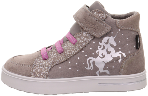 SUPERFIT Sneaker Stella 811-250 – Seitenansicht in beige/taupe mit pinken Klettverschlüssen und Einhorn-Motiv.