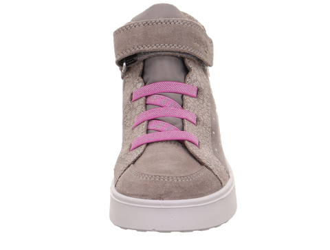 Vorderansicht eines beigen Sneakers mit rosa Schnürsenkeln und weißer Gummisohle.