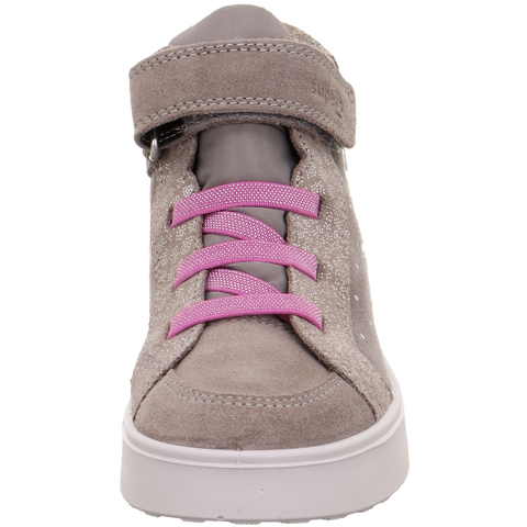 Vorderansicht des SUPERFIT Sneaker STELLA 811-250 in beige mit pinken Schnürsenkeln.