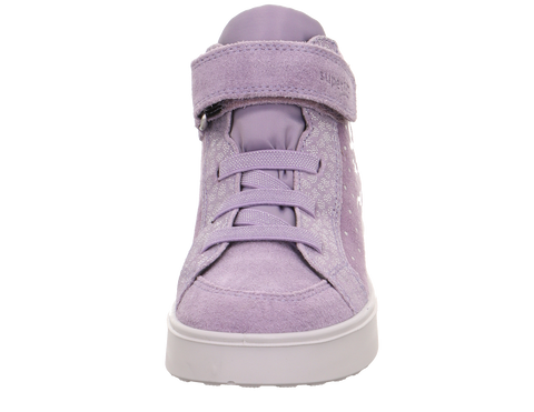 Vorderansicht eines lilafarbenen SUPERFIT Sneaker Stella 811-851 mit Klettverschluss, Schnürung und weißer Sohle.