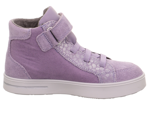 Seitenansicht des lilafarbenen SUPERFIT Sneaker Stella 811-851 aus Wildleder mit Klettverschluss und weißer Sohle.