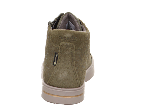 Rückansicht des SUPERFIT Knöchelschuh Stella 812-701, olivfarbiges Wildleder; Gore-Tex-Label sichtbar.