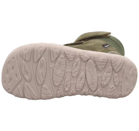 Unteransicht der olivgrünen SUPERFIT WALDERI 912-700 Stiefelsohle; beiges Gummi, Klettverschluss sichtbar.