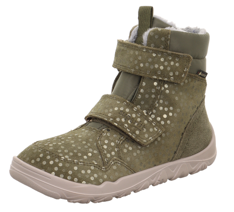 Seitenansicht des SUPERFIT Stiefel WALDERI 913-700 in oliv mit goldenen Punkten, Klettverschluss und weißer Sohle.
