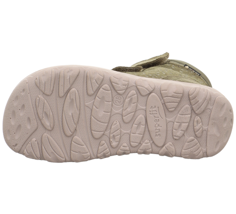 Detailaufnahme der Sohle des SUPERFIT Stiefels WALDERI 913-700 in Oliv; sichtbares GORE-TEX-Logo.