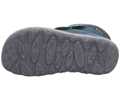 Unterseite des Stiefels SUPERFIT WALDERI 913-80; graue Profilsohle mit Muster, blaues Obermaterial sichtbar.