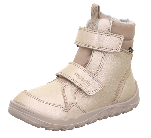 SUPERFIT Stiefel WALDERI 913-970 – Seitenansicht, beige/gold Obermaterial, helle Sohle, Klettverschluss.