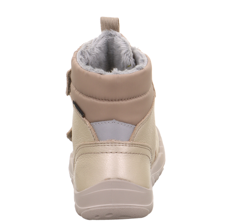 Rückansicht eines SUPERFIT WALDERI Stiefels, beige Außenmaterial, grauer Fellbesatz an der Öffnung.