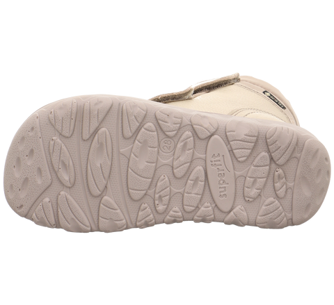 Unteransicht des SUPERFIT Stiefels WALDERI 913-970 in Beige/Gold; sichtbare Gummisohle, Fellrand, Gore-Tex-Label.