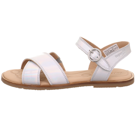 Sandalen SUPERFIT FLAIR 1000-95, silber; Seitenansicht mit zwei breiten Lederoptik-Riemen und verstellbarem Fußriemen.