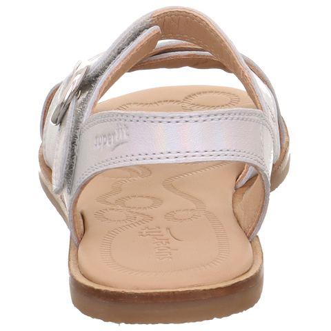 Rückansicht der SUPERFIT FLAIR 1000-95 Sandalen in Silber; weiße Riemen, beiges Fußbett.