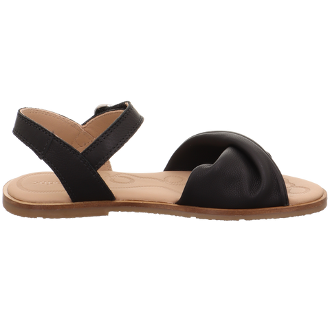 SUPERFIT FLAIR 1001-00 – schwarz Sandale, Seitenansicht, schwarze Leder-Riemen, beiges Fußbett, Klettverschluss am Knöchel.
