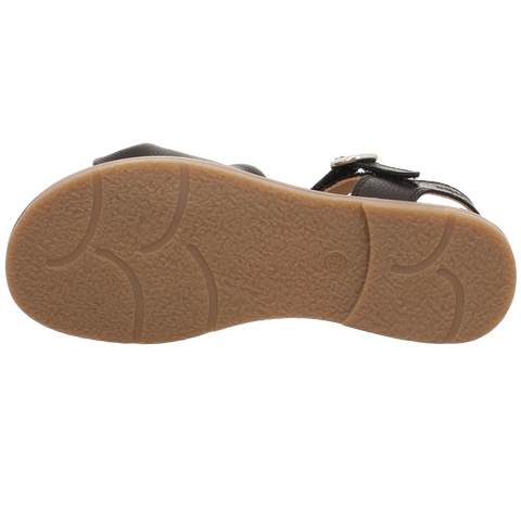 SUPERFIT FLAIR 1001-00 Schwarz Sandalen; Unterseite der Sandale mit hellbrauner Gummisohle, schwarze Riemen.