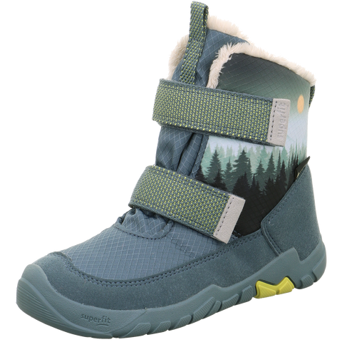 Superfit Stiefel Barfußschuh TRACE 6039 - 80 petrol / Winterlandschaft - A high-quality, waterproof winter shoe in petrol color, surrounded by a snowy landscape