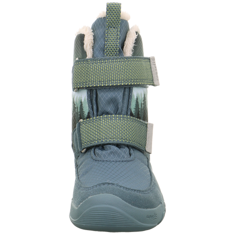 Petrol-colored SUPERFIT Stiefel Barfußschuh TRACE 6039 - 80 boots walking through a beautiful winter landscape