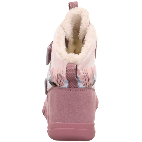  Model wearing the SUPERFIT Stiefel Barfußschuh TRACE 6039-85 in altrosa against a beautiful winter landscape