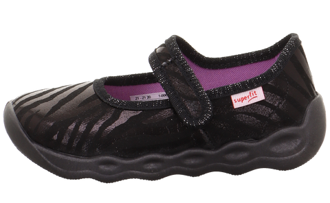 Seitenansicht: SUPERFIT Hausschuh Bubble 6271-005 schwarz Zebramuster, violetter Innenrand, glitzernde Details, Sohle