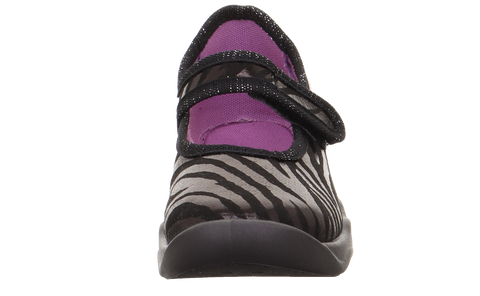 Vorderansicht des SUPERFIT Hausschuhs BUBBLE 6271-005 Zebramuster; schwarzer Klettverschluss, violettes Innenfutter