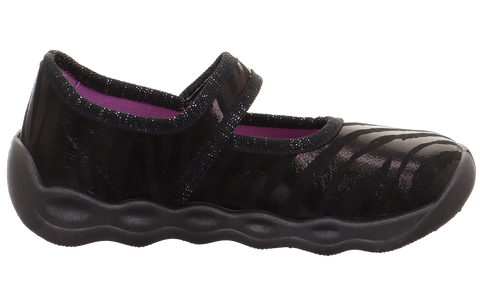 Seitenansicht des SUPERFIT Hausschuh Bubble 6271-005, schwarz mit Zebramuster; pinkes Innenfutter sichtbar.