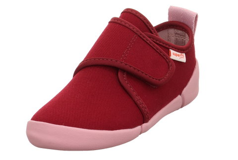 3/4-Ansicht eines roten SUPERFIT Barfuß-Hausschuhs VENTI 6700-500, kirschrot, rosa Sohle, Logo-Tag