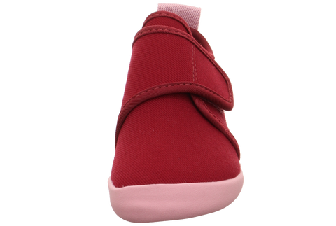 Seitenansicht des SUPERFIT Barfuß Hausschuh VENTI in kirschrot; rotes Obermaterial, rosa Pull-Tab und rosa Sohle.