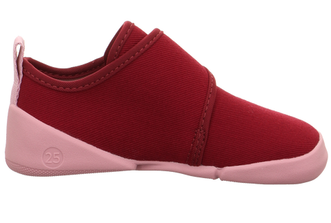 Seitenansicht eines kirschroten SUPERFIT Barfuß Hausschuhs VENTI mit pinker Sohle und rosa Schlaufe am Absatz