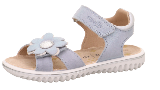 Modische und bequeme hellblaue Sandale mit silbernen Glitzerdetails 