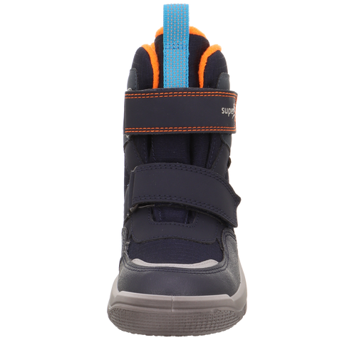 Hinteransicht des SUPERFIT Stiefels Mars 9072-80 in navy/orange, mit blauer Zuglasche und orangefarbenen Nähten.