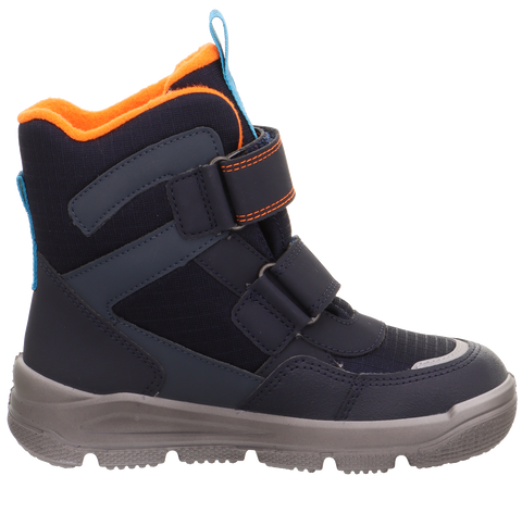 Seitenansicht eines SUPERFIT Stiefels Mars 9072-80 in Navy/Orange; blaue Zugschlaufe, Klettverschluss, graue Sohle.