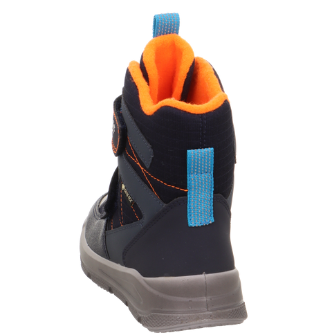 Seitenansicht des SUPERFIT Stiefels Mars 9072-80, navy Obermaterial, orange Innenfutter, blaue Zuglasche sichtbar.