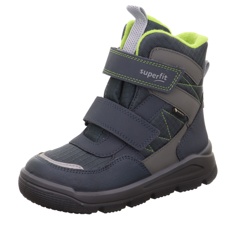 Detailaufnahme der Schuhseite: dunkelblauer SUPERFIT Schuh mit Klettverschluss, Neon-Grün Innenfutter und Marke.