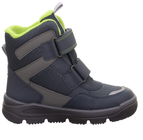 Seitenansicht eines dunkelblauen SUPERFIT Stiefels mit Klettverschluss, neongrüner Innenrand und grobem Sohlenprofil.
