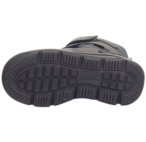 Unteransicht der SUPERFIT Schuhe Mars 9072-802; dunkle Gummi-Sohle mit Profil, neongrüne Ziernähte am Oberteil.