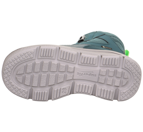 Unteransicht des SUPERFIT BOA GORE-TEX Stiefels, petrol/neongrün, weiße Sohle, Gore-Tex-Logo sichtbar.