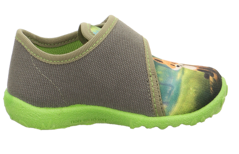 Seitenansicht des SUPERFIT Hausschuh SPOTTY 9254-701; graues Obermaterial, grüne Sohle, Fox-Muster.
