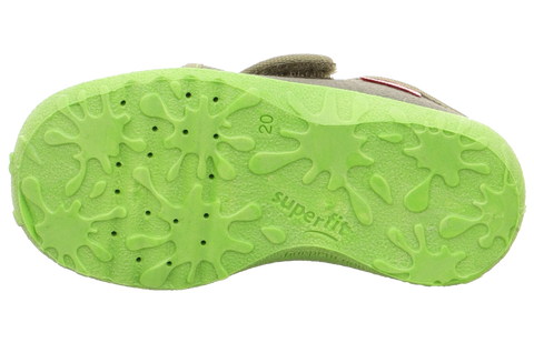 Unterseite des SUPERFIT Hausschuhs SPOTTY 9254-701; leuchtend grüne Sohle mit Muster, graues Obermaterial sichtbar.