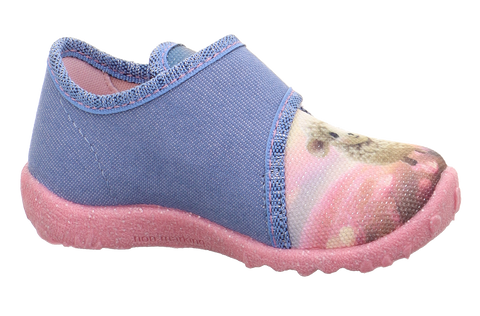 Seitenansicht des SUPERFIT Hausschuh SPOTTY 9254-844 in jeansblau mit rosa Sohle und Schäfchenmuster am Vorderfuß.