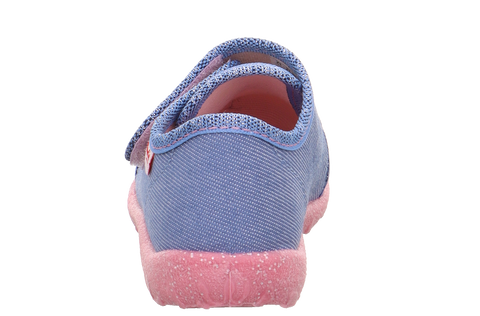 Rückansicht eines SUPERFIT Hausschuhs SPOTTY 9254-844 in jeansblau; denim-artiges Obermaterial, pinke Sohle.