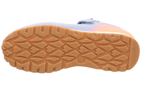 Unteransicht des SUPERFIT Dash Halbschuhs; gumfarbene Sohle mit Muster, mehrfarbiges Obermaterial in Flieder/Hellblau/Rosa sichtbar