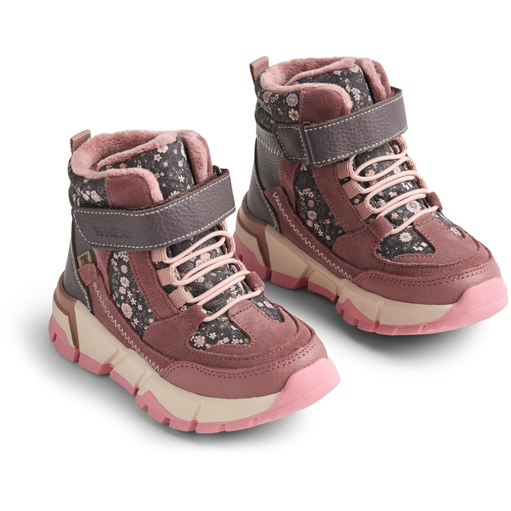 Detailaufnahme des WHEAT TEX Knöchelschuh MUNI WF533K-02 mit rosafarbenem Design und Wildblumenmuster