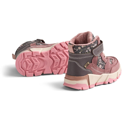 Nahaufnahme des WHEAT TEX Knöchelschuhs MUNI WF533K-02 in Rosenholzfarbe mit floralem Wildblumenmuster