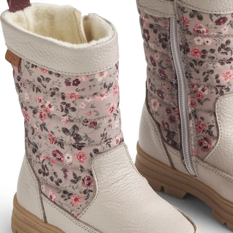 Detailaufnahme von WHEAT Stiefel KOA WF691-02, hellgrau mit Blümchen-Muster.